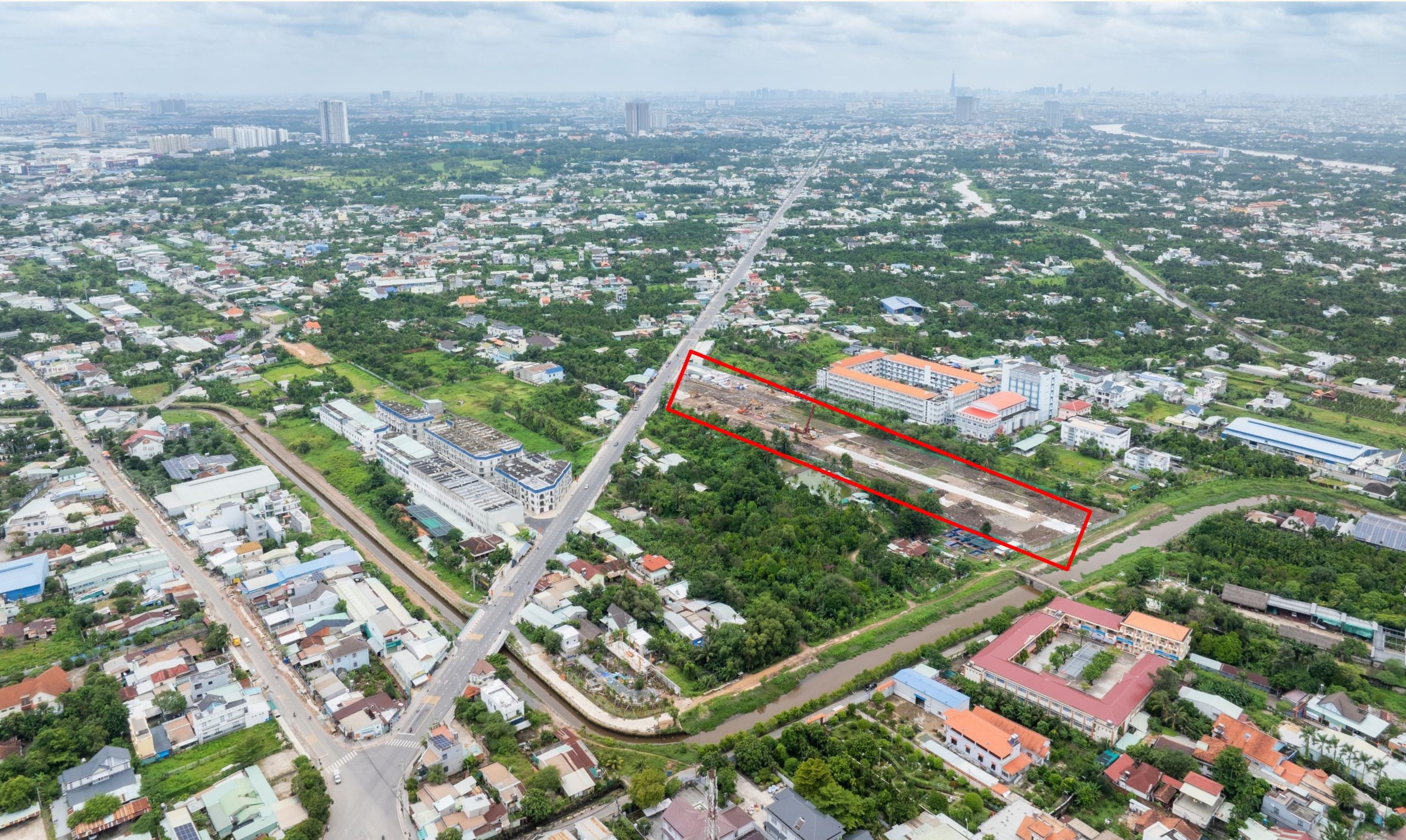 Đặc biệt, từ vị trí dự án chỉ mất vài phút để tiếp cận đến các khu công nghiệp quy mô như: KCN VSIP 1, KCN Việt Hương… Ngoài ra còn liền kề các TTTM Aeon mall, siêu thị Lotte Mart, Bệnh viện quốc tế Hạnh Phúc, Bệnh viện quốc tế Becamex…

